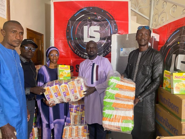 Kaolack : Les images de la remise de dons à la Pouponnière Mamadou Lamine Camara par "LIVE SOCIAL WORLD" Kaolack : Les images de la remise de dons à la Pouponnière Mamadou Lamine Camara par "LIVE SOCIAL WORLD"