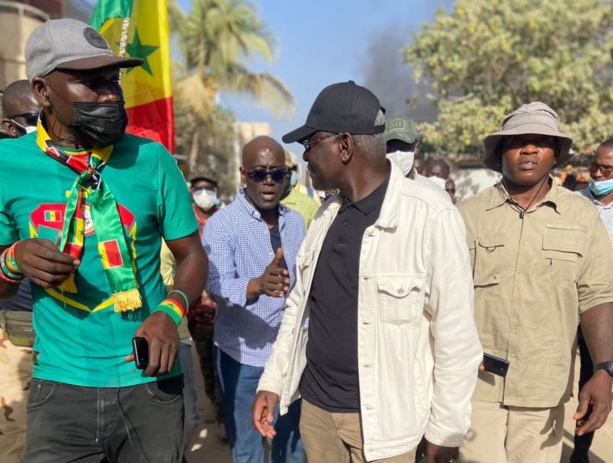 Dakar : l'opposition dans la rue pour dénoncer le report de la Présidentielle Dakar : l'opposition dans la rue pour dénoncer le report de la Présidentielle