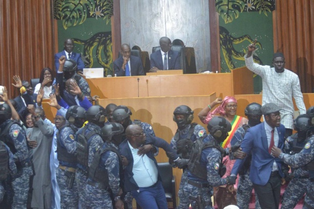 Députés de l’opposition évacués de force pour faire passer une loi : Ces images hideuse de la démocratie sénégalaise