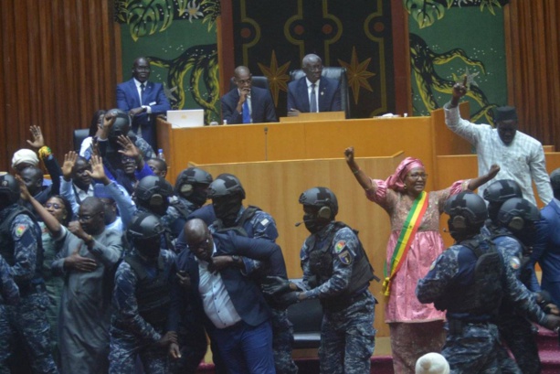 Députés de l’opposition évacués de force pour faire passer une loi : Ces images hideuse de la démocratie sénégalaise