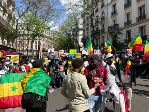 Manifestation contre le report de la Présidentielle : 2000 manifestants à Paris contre Macky Sall «le dictateur» Manifestation contre le report de la Présidentielle : 2000 manifestants à Paris contre Macky Sall «le dictateur»