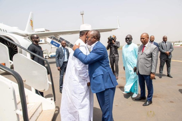 Macky Sall fait une brève escale à Bissau