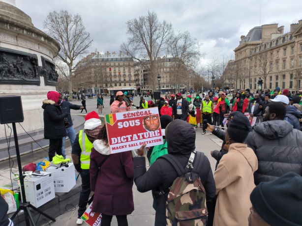 France : une grande manifestation pour "dénoncer le putsch constitutionnel" de Macky Sall (images) France : une grande manifestation pour "dénoncer le putsch constitutionnel" de Macky Sall (images)