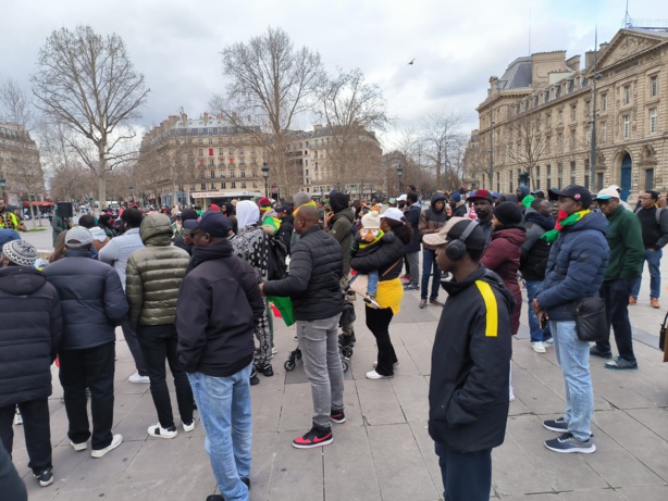 France : une grande manifestation pour "dénoncer le putsch constitutionnel" de Macky Sall (images) France : une grande manifestation pour "dénoncer le putsch constitutionnel" de Macky Sall (images)