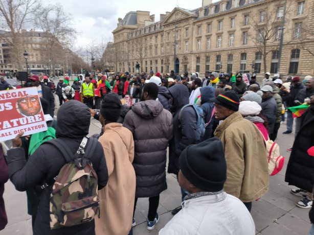 France : une grande manifestation pour "dénoncer le putsch constitutionnel" de Macky Sall (images) France : une grande manifestation pour "dénoncer le putsch constitutionnel" de Macky Sall (images)