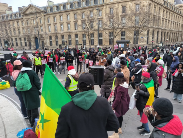 France : une grande manifestation pour "dénoncer le putsch constitutionnel" de Macky Sall (images) France : une grande manifestation pour "dénoncer le putsch constitutionnel" de Macky Sall (images)