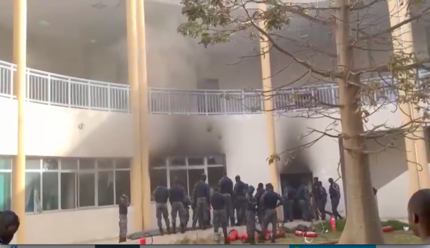 Une salle du tribunal de Dakar prend feu Une salle du tribunal de Dakar prend feu