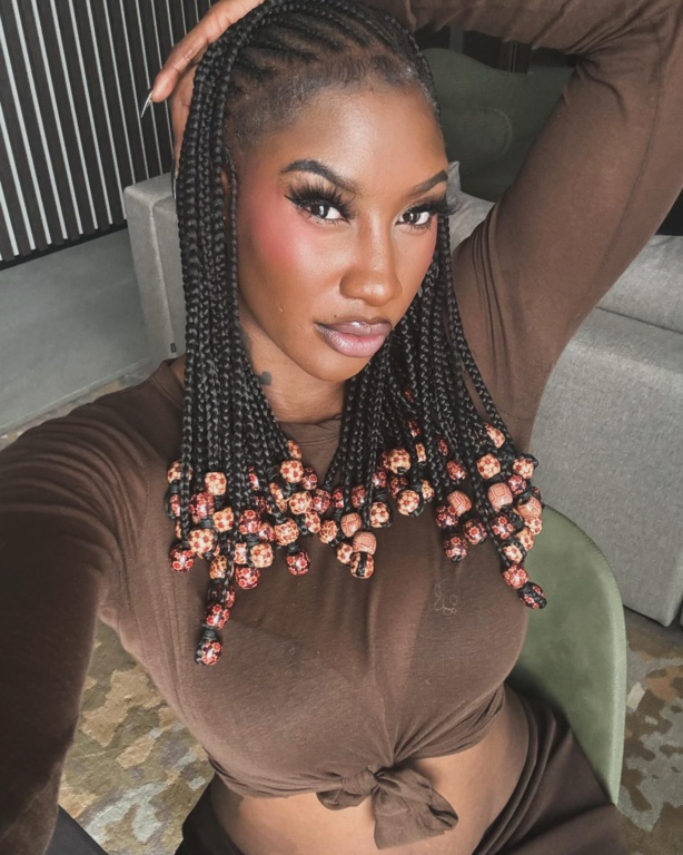 JO : Aya Nakamura attaquée par un collectif identitaire JO : Aya Nakamura attaquée par un collectif identitaire