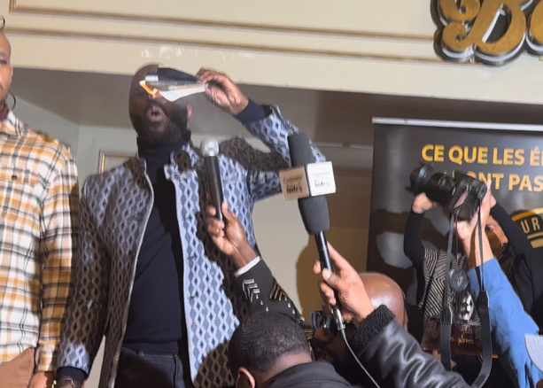 Kémi Séba brûle publiquement son passeport français Kémi Séba brûle publiquement son passeport français