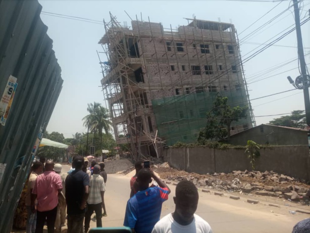 À Kinshasa, un immeuble de 5 étages (R+5) en construction menace de s’écrouler À Kinshasa, un immeuble de 5 étages (R+5) en construction menace de s’écrouler