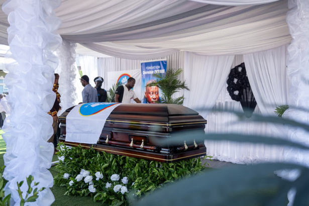 Aux funérailles de Chérubin Okende en RDC, sa famille crie sa colère