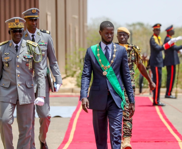 Senegal : le geste du Président Faye à l’endroit de Macky Senegal : le geste du Président Faye à l’endroit de Macky