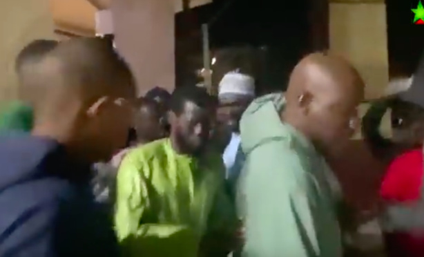 14 avril : Bassirou Diomaye Faye conduit de force à la DIC par des policiers zélés (REGARDEZ) 14 avril : Bassirou Diomaye Faye conduit de force à la DIC par des policiers zélés (REGARDEZ)