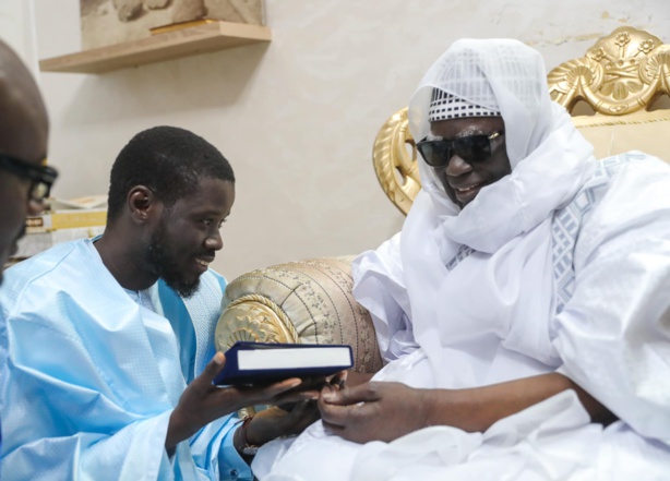 Diomaye chez le Khalif Général des Mourides : Les nouvelles images Diomaye chez le Khalif Général des Mourides : Les nouvelles images