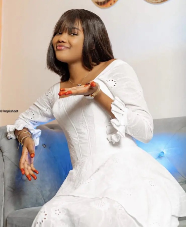 Aicha Sall incarne la sophistication dans 'Emprises' : Une interprétation remarquable Aicha Sall incarne la sophistication dans 'Emprises' : Une interprétation remarquable