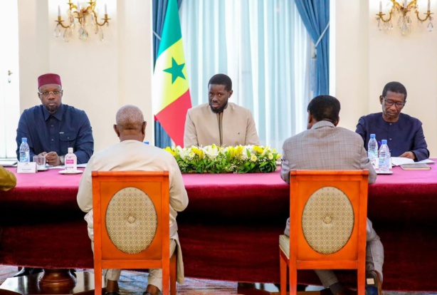 Rencontre historique : le Président Diomaye Faye échange avec les leaders syndicaux
