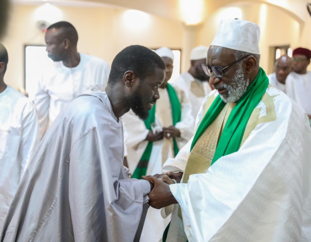 Le Président Bassirou Diomaye Faye a assist​é à la prière du vendredi à la Grande Mosquée Omarienne de Daka