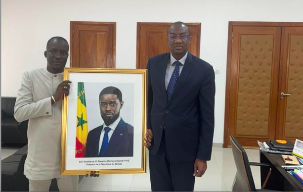 Voici le portrait officiel du Président de la république Bassirou Diomaye Diakhar Faye Voici le portrait officiel du Président de la république Bassirou Diomaye Diakhar Faye