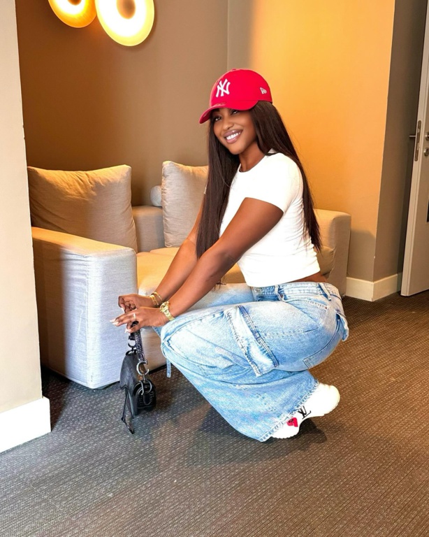 La magie de Mia Guissé : Un look jeans qui fait sensation La magie de Mia Guissé : Un look jeans qui fait sensation