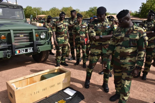 Renforcement opérationnel à l'est du Sénégal : Remise de véhicules et formation par le Chef d'Etat-major général des Armées Renforcement opérationnel à l'est du Sénégal : Remise de véhicules et formation par le Chef d'Etat-major général des Armées