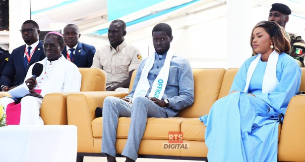 Diomaye Faye à Popenguine en Compagnie d'Absa Faye, l'une de ses Premières Dames Diomaye Faye à Popenguine en Compagnie d'Absa Faye, l'une de ses Premières Dames