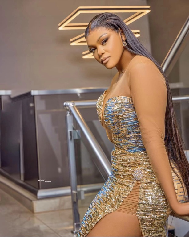 L'Éclatante Mamy Sora : Quand l'audace vestimentaire rencontre la confiance en soi L'Éclatante Mamy Sora : Quand l'audace vestimentaire rencontre la confiance en soi