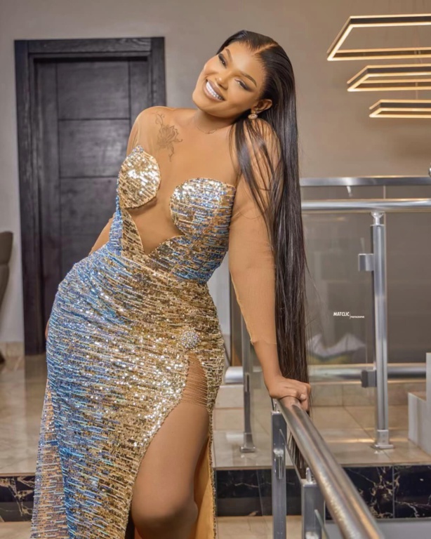 L'Éclatante Mamy Sora : Quand l'audace vestimentaire rencontre la confiance en soi L'Éclatante Mamy Sora : Quand l'audace vestimentaire rencontre la confiance en soi