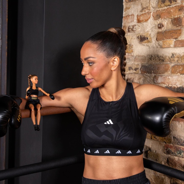 Estelle Mossely : Championne Olympique et désormais une Barbie, un modèle de détermination et d'ambition Estelle Mossely : Championne Olympique et désormais une Barbie, un modèle de détermination et d'ambition