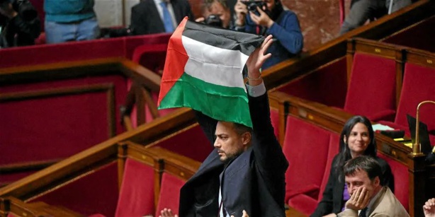 Un acte symbolique au parlement français : le député Sébastien Delogu brandit le drapeau palestinien Un acte symbolique au parlement français : le député Sébastien Delogu brandit le drapeau palestinien