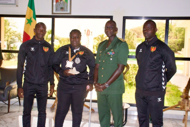 Les caporaux Georgette SAGNA et Saliou NDIAYE reçus par le CEMGA pour leur succès au championnat d'Afrique de judo Les caporaux Georgette SAGNA et Saliou NDIAYE reçus par le CEMGA pour leur succès au championnat d'Afrique de judo