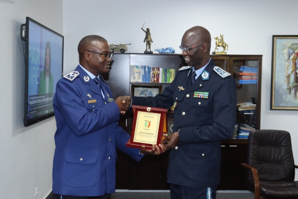 Stratégies Communes pour la Sécurité : Entretien entre le Général Faye et l'Inspecteur Général Ndour Stratégies Communes pour la Sécurité : Entretien entre le Général Faye et l'Inspecteur Général Ndour