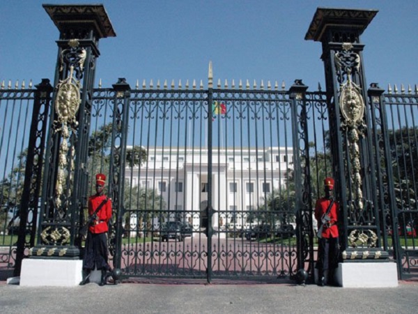 Devant le Palais de la République : Un ancien militaire tente de s'immolé Devant le Palais de la République : Un ancien militaire tente de s'immolé