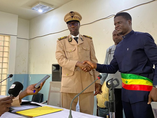 La première réaction de Djibril Sonko, nouveau maire de Ziguinchor : "Cette élection est un sacerdoce pour moi" La première réaction de Djibril Sonko, nouveau maire de Ziguinchor : "Cette élection est un sacerdoce pour moi"