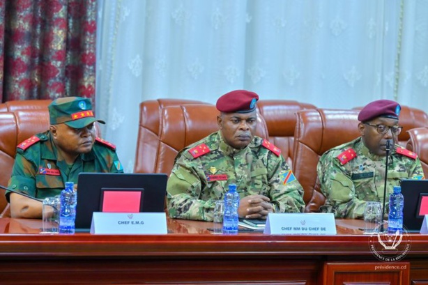 Condamnation à mort en RDC: Deux militaires jugés coupables de "lâcheté" Condamnation à mort en RDC: Deux militaires jugés coupables de "lâcheté"