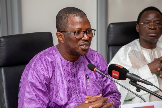 "Les politiques protectionnistes du Sénégal freinent nos exportations" (Le ministre Gambien du commerce ) "Les politiques protectionnistes du Sénégal freinent nos exportations" (Le ministre Gambien du commerce )