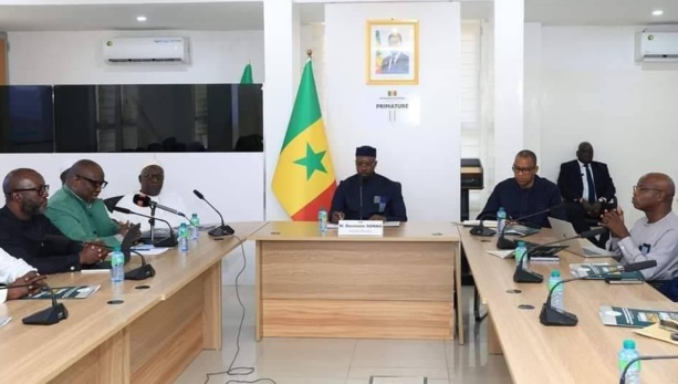 Ousmane SONKO rencontre les responsables de la grande mosquée de Tivaouane Ousmane SONKO rencontre les responsables de la grande mosquée de Tivaouane