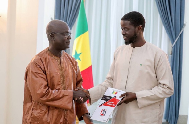 Remise du Rapport Annuel de l'ONLPL au Président Bassirou Diomaye Faye : Un premier pas vers une réforme pénitentiaire Remise du Rapport Annuel de l'ONLPL au Président Bassirou Diomaye Faye : Un premier pas vers une réforme pénitentiaire