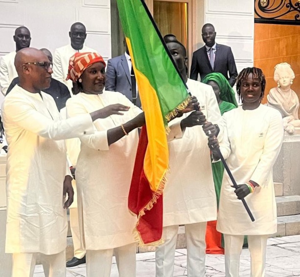 Jeux Olympiques Paris 2024 : La Ministre des Sports remet le drapeau national aux porte-drapeaux dénégalais Jeux Olympiques Paris 2024 : La Ministre des Sports remet le drapeau national aux porte-drapeaux dénégalais