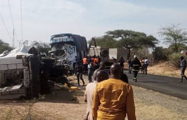 Accident de Circulation : Un camion et un minibus entrent en collision, 11 morts Accident de Circulation : Un camion et un minibus entrent en collision, 11 morts