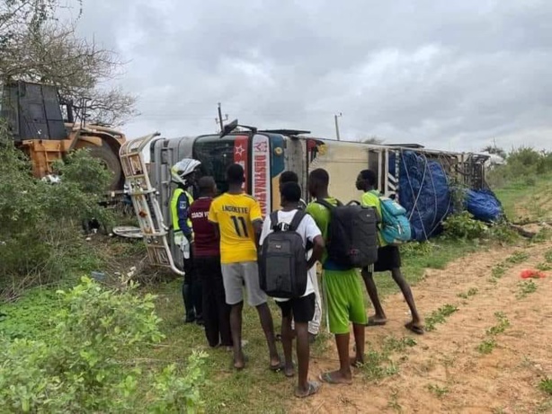 Accident près de Diouroup : Le chauffeur changeait de chaussure... Accident près de Diouroup : Le chauffeur changeait de chaussure...