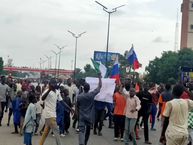 Nigeria: des drapeaux russes brandis lors des manifestations antigouvernementales Nigeria: des drapeaux russes brandis lors des manifestations antigouvernementales