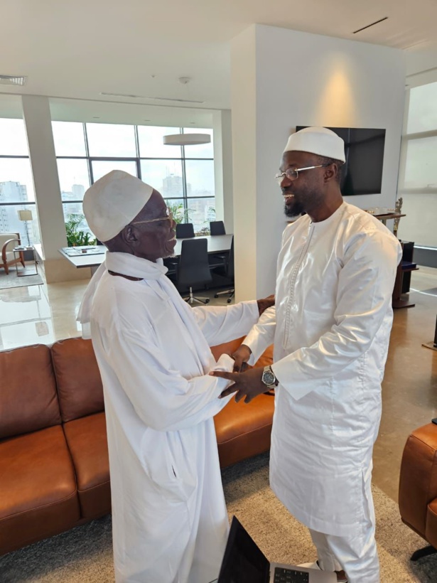 Un moment émouvant : Ousmane Sonko revoit celui qui a sauvé sa scolarité, 30 ans après Un moment émouvant : Ousmane Sonko revoit celui qui a sauvé sa scolarité, 30 ans après