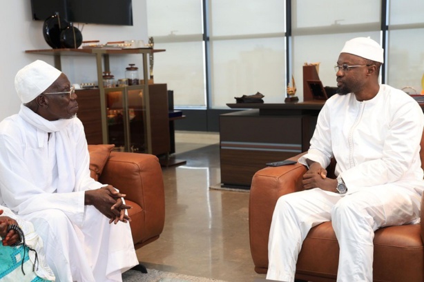 Un moment émouvant : Ousmane Sonko revoit celui qui a sauvé sa scolarité, 30 ans après Un moment émouvant : Ousmane Sonko revoit celui qui a sauvé sa scolarité, 30 ans après