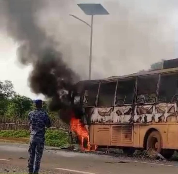 Axe Kédougou-Salémata : Un bus de Dakar Dem Dikk a pris feu Axe Kédougou-Salémata : Un bus de Dakar Dem Dikk a pris feu