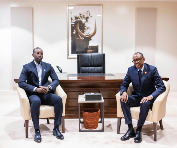 Rwanda : Kagame et Ousmane Sonko échangent après la cérémonie Rwanda : Kagame et Ousmane Sonko échangent après la cérémonie