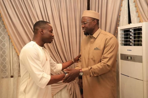 Mali : Sidiki Diabaté offre une kora au Premier ministre Ousmane Sonko Mali : Sidiki Diabaté offre une kora au Premier ministre Ousmane Sonko