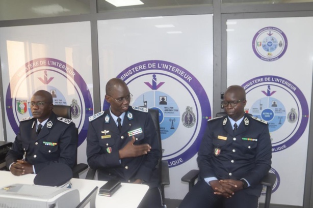Police : Mame Seydou Ndour installe Ndiarra Sène comme nouveau Directeur de la Sécurité Publique Police : Mame Seydou Ndour installe Ndiarra Sène comme nouveau Directeur de la Sécurité Publique