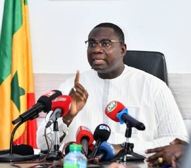 Grève des fonctionnaires territoriaux : le Ministre Balla Moussa FOFONA engage le dialogue et propose des Solutions Grève des fonctionnaires territoriaux : le Ministre Balla Moussa FOFONA engage le dialogue et propose des Solutions