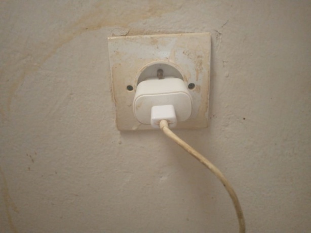 Les Risques cachés des chargeurs laissés branchés Les Risques cachés des chargeurs laissés branchés