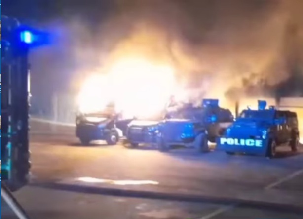 Feu au camp Abdou Diassé : des véhicules militaires touchés, enquête en cours Feu au camp Abdou Diassé : des véhicules militaires touchés, enquête en cours